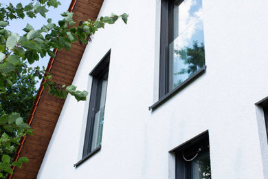 Foto de balcones minimalista pequeño en anexo de casas con barandilla de vidrio