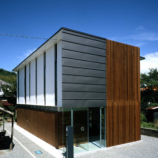 他の地域のコンテンポラリースタイルのおしゃれな家の外観 (マルチカラーの外壁、陸屋根) の写真