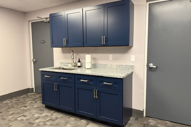 Example of a transitional kitchen design in Detroit