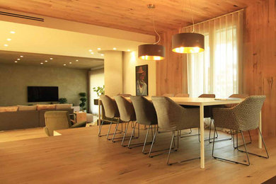 Ispirazione per una sala da pranzo moderna con parquet chiaro, soffitto in legno e pareti in legno