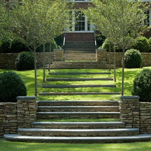 Aménagement d'un jardin classique avec une pente, une colline ou un talus et des pavés en pierre naturelle.