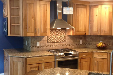 Kitchen - traditional kitchen idea in Raleigh