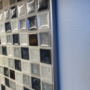 Crackled glass tile with Schluter trim