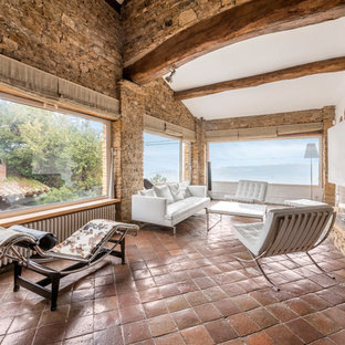 Großes, Fernseherloses, Repräsentatives Mediterranes Wohnzimmer mit beiger Wandfarbe, Terrakottaboden und Tunnelkamin in Lyon