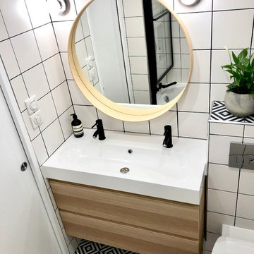 Une double vasque suspendue et un grand miroir
