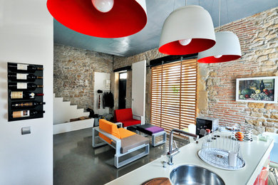 Exemple d'une petite cuisine américaine tendance avec sol en béton ciré, îlot, un sol gris et un plan de travail blanc.