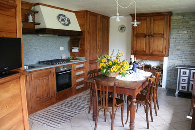 Ispirazione per una cucina abitabile stile rurale con ante in legno chiaro