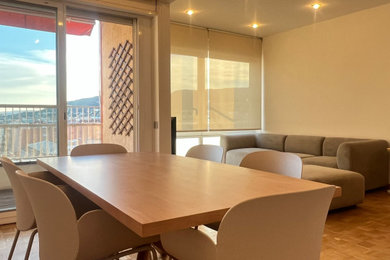 Ejemplo de comedor actual de tamaño medio abierto con paredes blancas, suelo de madera clara y suelo marrón