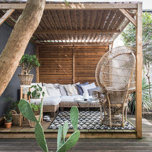 パリのトロピカルスタイルのおしゃれなデッキ (パーゴラ) の写真