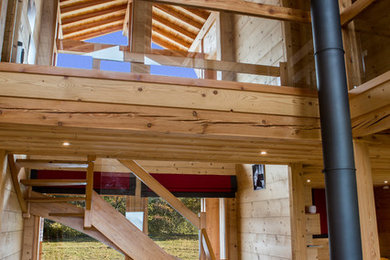Réalisation d'un très grand escalier sans contremarche chalet en U avec des marches en bois.
