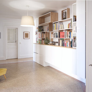 Idee per un grande corridoio minimalista con pareti bianche, pavimento alla veneziana e pavimento beige