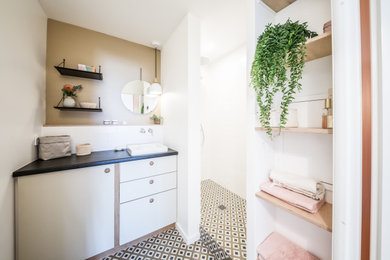 Idées déco pour une petite salle d'eau contemporaine avec une douche à l'italienne, un carrelage blanc, un lavabo posé, un plan de toilette en stratifié et meuble simple vasque.