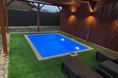 Свежая идея для дизайна: естественный, прямоугольный ландшафтный бассейн среднего размера на внутреннем дворе в средиземноморском стиле - отличное фото интерьера