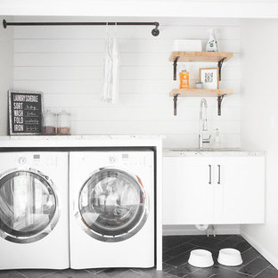 Diseño de lavadero multiusos y lineal, romántico, pequeño, con fregadero bajoencimera, puertas de armario blancas, paredes grises, suelo de pizarra, lavadora y secadora juntas, suelo gris, armarios estilo shaker y encimera de cuarcita