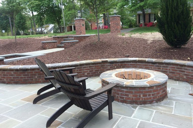 Design ideas for a traditional landscaping in Raleigh.