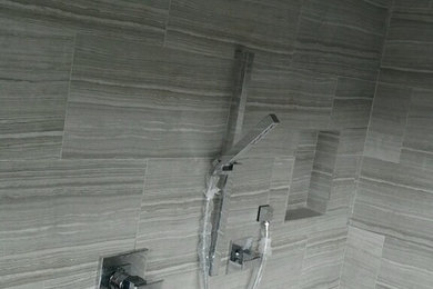 This is an example of a modern bathroom in Tampa.