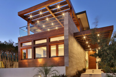 Mid-sized contemporary exterior in Los Angeles.