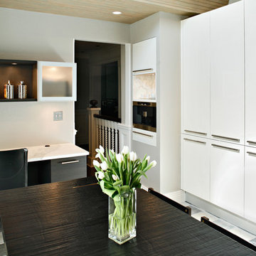 Contemporary colonial kitchen