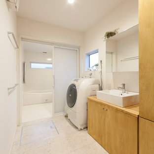 他の地域の北欧スタイルのおしゃれなランドリールーム (白い壁、白い床) の写真