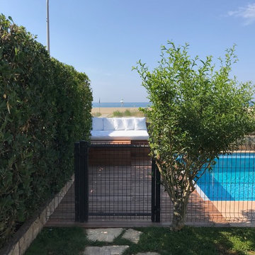 Una piscina frente al mar