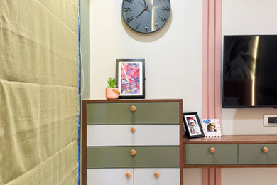 Inspiration for a timeless kids' room remodel in Mumbai