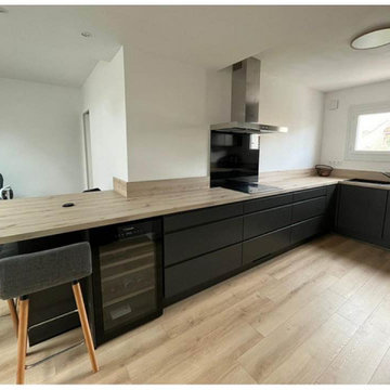 CUISINE DESIGN SANS POIGNÉE NOIRE ET BOIS CLÉ EN MAIN, MÉTRÉ, LIVRÉ ET POSÉ À SA