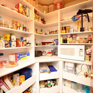 На фото: большие угловые кухни в классическом стиле с кладовкой, раковиной в стиле кантри, фасадами с выступающей филенкой, белыми фасадами, столешницей из гранита, бежевым фартуком, фартуком из каменной плитки, техникой под мебельный фасад, темным паркетным полом и двумя и более островами