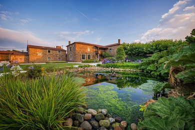 Imagen de camino de jardín rural extra grande en patio delantero con jardín francés