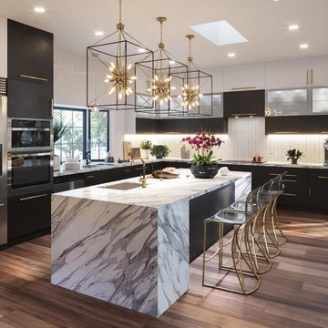 BLACK AND WHITE KITCHEN
