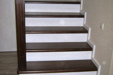Идея дизайна: угловая деревянная лестница в классическом стиле с деревянными ступенями и деревянными перилами