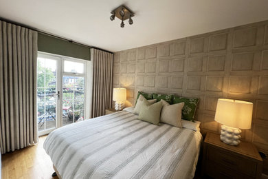 ロンドンにある中くらいなコンテンポラリースタイルのおしゃれな主寝室 (ベージュの壁、無垢フローリング、壁紙) のレイアウト