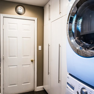 Неиссякаемый источник вдохновения для домашнего уюта: линейная кухня среднего размера в современном стиле с кладовкой, плоскими фасадами, белыми фасадами, столешницей из акрилового камня, белой техникой, полом из сланца и черным полом без острова