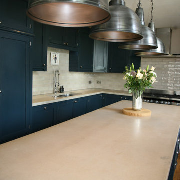 Approved Used Kitchen, Large In Frame Shaker with Bar
