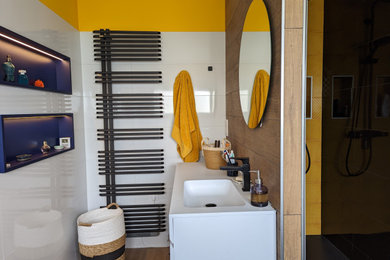 Inspiration pour une petite salle de bain blanche et bois minimaliste en bois avec des portes de placard bleues, un carrelage blanc, un mur jaune, parquet clair, un plan vasque, un plan de toilette en surface solide, un plan de toilette blanc, une niche, meuble simple vasque et meuble-lavabo encastré.