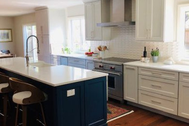 Trendy eat-in kitchen photo in Austin with an island