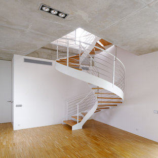 Imagen de escalera de caracol, contemporánea, de tamaño medio, sin contrahuella, con escalones de madera