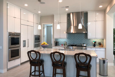Example of a kitchen design in San Diego