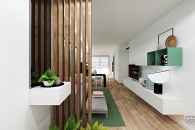 Diseño de salón cerrado minimalista pequeño sin chimenea con paredes verdes, suelo de madera clara, pared multimedia, suelo marrón y bandeja