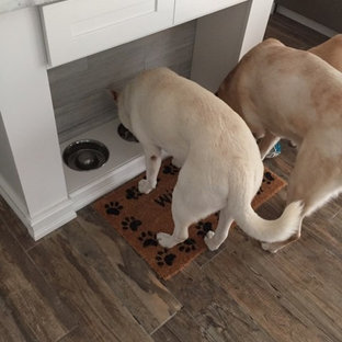 Новые идеи обустройства дома: маленькая линейная кухня в морском стиле с обеденным столом, раковиной в стиле кантри, фасадами в стиле шейкер, белыми фасадами, столешницей из гранита, серым фартуком, фартуком из керамической плитки, техникой из нержавеющей стали, полом из керамической плитки и островом