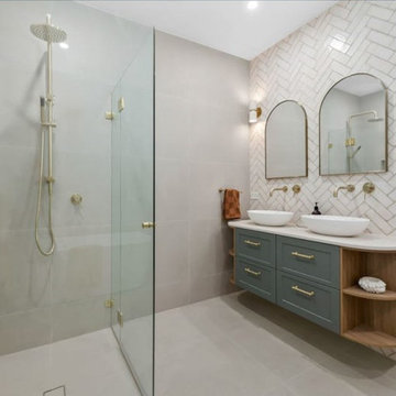 Picnic Point Palm Springs Coastal Duplex – Main bathroom
