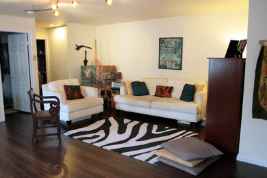 Example of an eclectic living room design in Hawaii