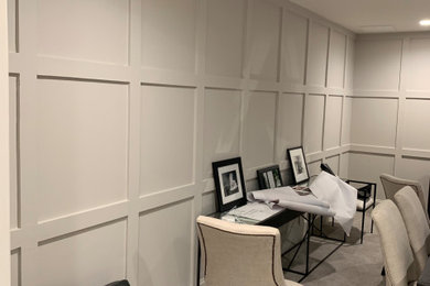 ワシントンD.C.にある広いコンテンポラリースタイルのおしゃれなホームオフィス・書斎 (グレーの壁、カーペット敷き、暖炉なし、自立型机、グレーの床、羽目板の壁) の写真