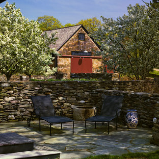 ボストンの大きいカントリー風おしゃれな裏庭のテラス (天然石敷き、日よけなし) の写真