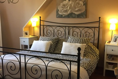 マルセイユにある中くらいなトランジショナルスタイルのおしゃれな主寝室 (茶色い壁、ラミネートの床、暖炉なし、茶色い床) のインテリア