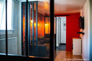 リヨンにある小さなインダストリアルスタイルのおしゃれな寝室 (オレンジの壁、ラミネートの床、暖炉なし、壁紙) のレイアウト