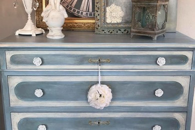 Ispirazione per una camera da letto stile shabby