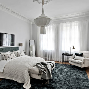 Idéer för ett stort klassiskt huvudsovrum, med vita väggar och ljust trägolv