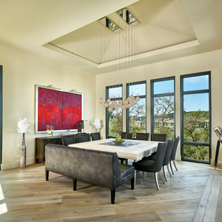 Inspiration pour une grande salle à manger design fermée avec un mur beige, un sol en bois clair, un sol beige et aucune cheminée.