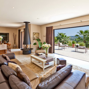 Modelo de salón mediterráneo con chimeneas suspendidas