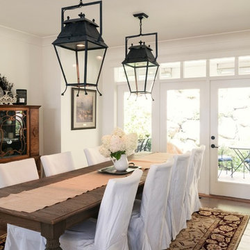 Rustic dining room, white walls, iron pendant lights